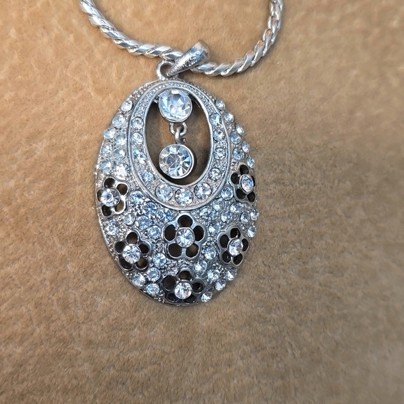 Silver tone pendant - Picture 2 of 8